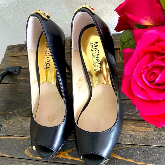 Michael Kors peep-toe “Josie Peep” w/Mk gold lock detail on back. (Size 6M).🌹 - Picture 9 of 16
